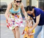 Busy Phillips sur le tournage de Cougar Town avec sa fille Birdie Leigh (Californie, 11 janvier 2010)