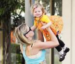 Busy Phillips sur le tournage de Cougar Town avec sa fille Birdie Leigh (Californie, 11 janvier 2010)