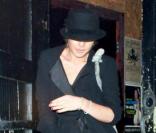 Pour une fois, Lindsay Lohan fait dans le chic ! En manteau-robe et chapeau bas, elle a fait sensation 