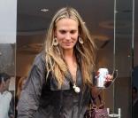 Molly Sims a tout juste avec son chemisier gris, ses bottes plates et son éternel sac Balenciaga 