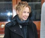Kylie Minogue en fashionista avertie sait combien l'hiver met en valeur les accessoires ! Avec son sac Yves Saint Laurent et son manteau gris, elle a tout juste ! 
