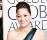 Marion Cotillard dans une fabuleuse robe vert bouteille ornée de dentelle et perchée sur ses Jimmy Choo aux Golden Globes 2010 