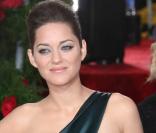 Marion Cotillard parfaite en robe asymétrique vert bouteille pour les Golden Globes 
