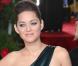Marion Cotillard parfaite en robe asymétrique vert bouteille pour les Golden Globes