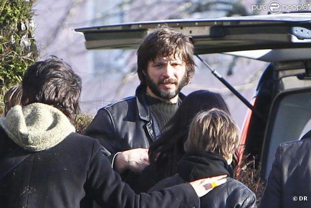 Bertrand Cantat avec ses enfants et ses proches à l'enterrement de sa femme Kristina Rady aujourd'hui le 18 janvier dans les Landes