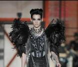 Bill Kaulitz des Tokio Hotel joue les mannequins pour le défilé DSquared Collection Hommes Automne Hiver 2010 2011 le 19 janvier 2010 à Milan