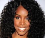 Kelly Rowland portait une robe à bandes noire scintillante Hervé Léger by Max Azria.Cheveux bouclés au naturel, elle était divine lors du lancement du livre About Face de Scott Barnes à l'Hôtel Provocateur à New York le 20 janvier 2010 