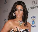 La palme du look le plus extravagant revient à Carmen Carrera qui portait une robe recouverte de couverture de magazines lors du lancement du livre About Face de Scott Barnes le 20 janvier 2010 à New York 