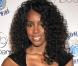 Kelly Rowland portait une robe à bandes noire scintillante Hervé Léger by Max Azria.Cheveux bouclés au naturel, elle était divine lors du lancement du livre About Face de Scott Barnes à l'Hôtel Provocateur à New York le 20 janvier 2010 