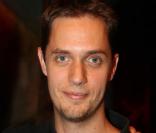 Grand Corps Malade chante dans le clip d' Un geste pour Haïti Chérie. 