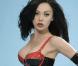 Vikki Blows, véritable petite bombe, pose pour une marque de lingerie