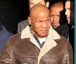 Mike Tyson à l'aéroport de Fiumicino en compagnie de sa femme Lakiha et de sa fille Milan, le 24 janvier 2010 