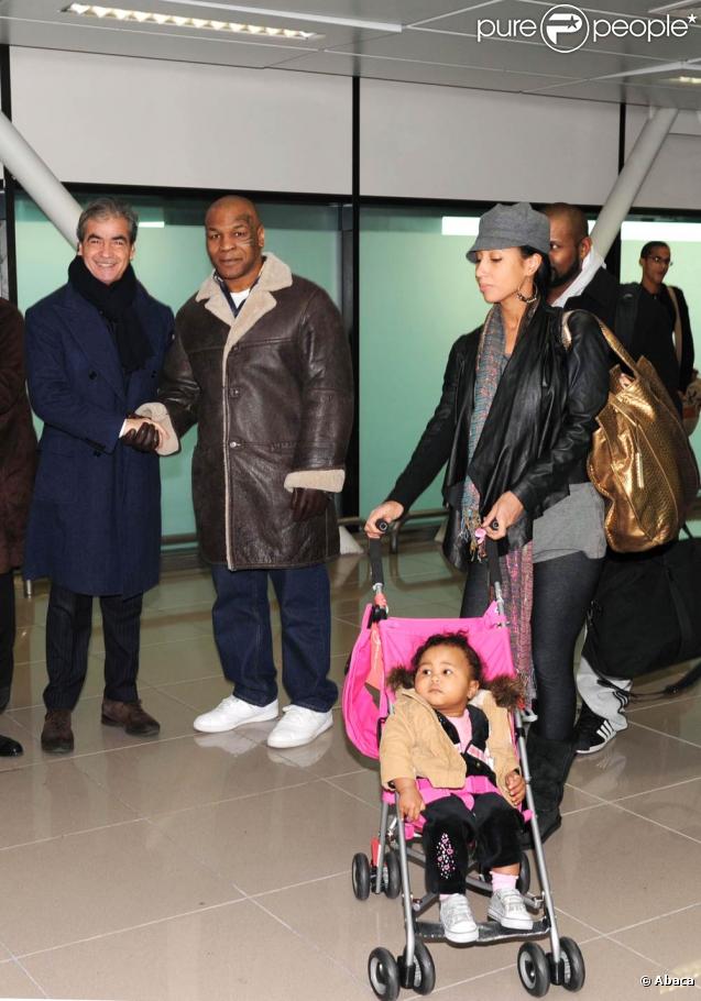 Mike Tyson à l'aéroport de Fiumicino en compagnie de sa femme Lakiha et de sa fille Milan, le 24 janvier 2010 
