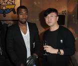 Kanye West et Ji-Ji lors du vernissage de l'exposition Hi Panda by Ji-Ji, le 25 janvier 2010 au Art Club du Palais de Tokyo.