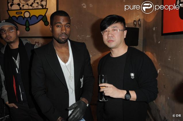 Kanye West et Ji-Ji lors du vernissage de l'exposition Hi Panda by Ji-Ji, le 25 janvier 2010 au Art Club du Palais de Tokyo.