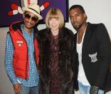 Anna Wintour entourée de Kanye West et Pharrell Williams lors du vernissage de l'exposition Hi Panda by Ji-Ji, le 25 janvier 2010 au Art Club du Palais de Tokyo.
