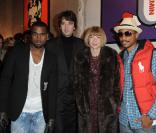 Kanye West, Antoine Arnault, Anna Wintour et Pharrell Williams lors du vernissage de l'exposition Hi Panda by Ji-Ji, le 25 janvier 2010 au Art Club du Palais de Tokyo.