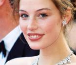 La très jolie Jessica Paré sur tapis rouge...