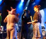 Susan Sarandon donne la fessée à des cochons lors d'un festival de rock le 26 janvier 2010