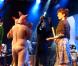 Susan Sarandon donne la fessée à des cochons lors d'un festival de rock le 26 janvier 2010