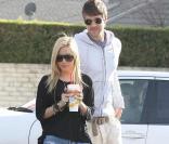 Ashley Tisdale et son amoureux, Scott Speer, font un détour par un café pour acheter un jus de fruits avant de se rendre dans un magasin de disques pour se procurer quelques DVD.