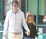 Ashley Tisdale et son amoureux, Scott Speer, font un détour par un café pour acheter un jus de fruits avant de se rendre dans un magasin de disques pour se procurer quelques DVD.