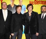 Ewan McGregor, Jim Carrey et leurs deux réalisateurs, à l'occasion de l'avant-première de la comédie  I love you Phillip Morris , à la Cinémathèque Française, à Paris, le 1er février 2010.