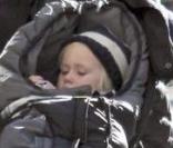 Naomi Watts, à New York, promène ses deux garçons. 1er février 2010