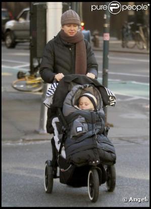 Naomi Watts, à New York, promène ses deux garçons. 1er février 2010