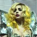 Regardez cette chanteuse géniale parodier Lady Gaga... Elle fait tous les instruments avec sa bouche ! Incroyable !