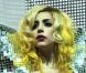Regardez cette chanteuse géniale parodier Lady Gaga... Elle fait tous les instruments avec sa bouche ! Incroyable !