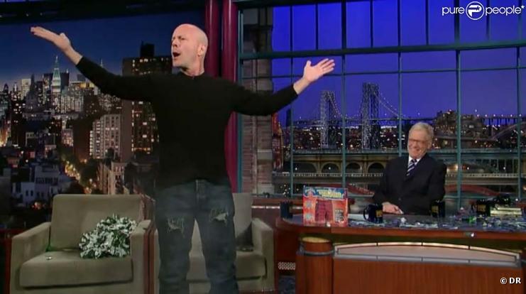 Bruce Willis fait la démonstration de son caleçon explosif devant David Letterman, à New York, le 2 février 2010 !