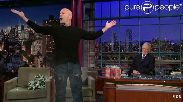 Bruce Willis fait la démonstration de son caleçon explosif devant David Letterman, à New York, le 2 février 2010 !