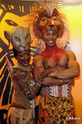 Deux artistes de la troupe du Roi Lion