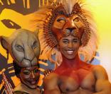 Deux artistes de la troupe du Roi Lion