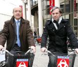 Paul Belmondo et Alain Juppé, maire de Bordeaux, découvrent les joies du Cyclab, un Vélib  made in Bordeaux  !