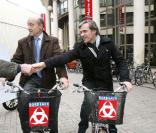Paul Belmondo et Alain Juppé, maire de Bordeaux, découvrent les joies du Cyclab, un Vélib  made in Bordeaux  !
