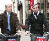 Paul Belmondo et Alain Juppé, maire de Bordeaux, découvrent les joies du Cyclab, un Vélib  made in Bordeaux  !
