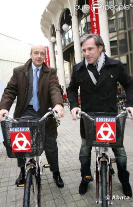 Paul Belmondo et Alain Juppé, maire de Bordeaux, découvrent les joies du Cyclab, un Vélib  made in Bordeaux  !