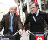 Paul Belmondo et Alain Juppé, maire de Bordeaux, découvrent les joies du Cyclab, un Vélib <i>made in Bordeaux</i> !