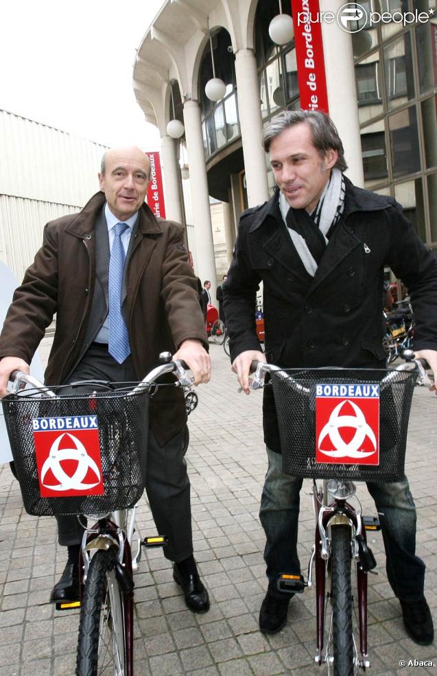 Paul Belmondo et Alain Juppé, maire de Bordeaux, découvrent les joies du Cyclab, un Vélib  made in Bordeaux  !