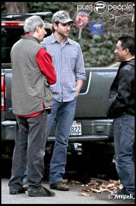 Bradley Cooper vient voir les ouvriers qui rénovent sa maison à Pacific Palisades