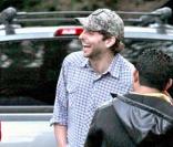 Bradley Cooper vient voir les ouvriers qui rénovent sa maison à Pacific Palisades