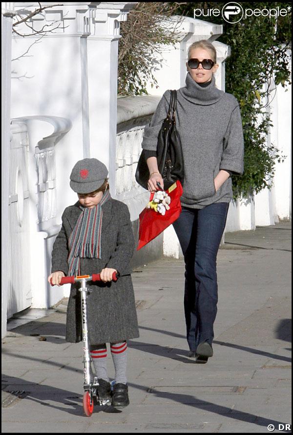 Claudia Schiffer et son fils Caspar Matthew sur le chemin de l'école