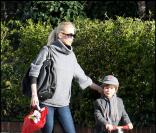 Claudia Schiffer et son fils Caspar Matthew sur le chemin de l'école