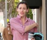 Jennifer Garner dans les rues de Santa Monica, parée contre la pluie