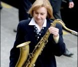 Une proche aux obsèques de George Wilson à l'Eglise Saint-Roch à Paris (8 février 2010)
