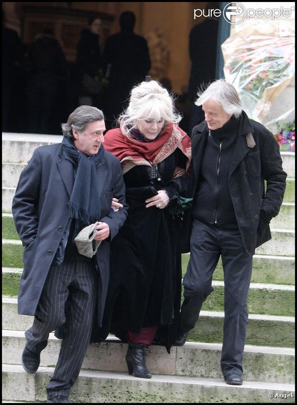 Daniel Auteuil, Armande Altaï et Dave aux obsèques de George Wilson à l'Eglise Saint-Roch à Paris (8 février 2010)