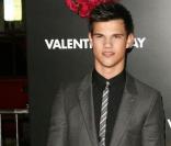 Taylor Lautner à la première de Valentine's Day le 8 février à Los Angeles