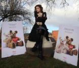 Helena Bonham Carter pose pour une campagne de sensibilisation contre les violences conjugales. 9/02/2010
